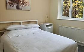 Stylish 2 Bedrooms Flat In A Quiet Cul-De-Sac Area, Near Sheffield City Centre With Free Parking